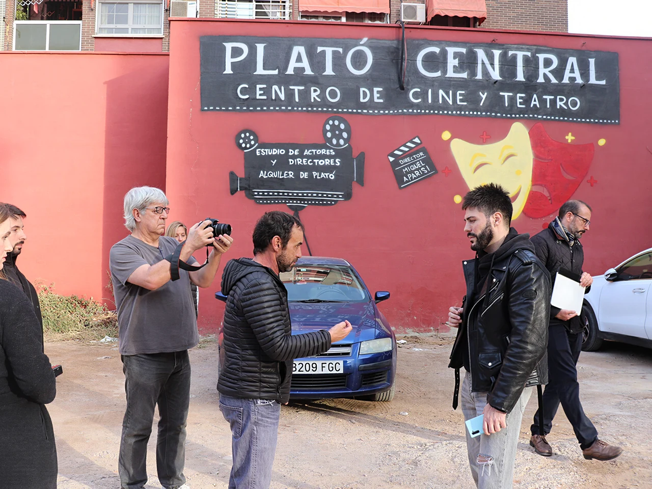 Fachada de Plató Central, centro de cine y teatro, durante un rodaje del taller de Rafa Montesinos